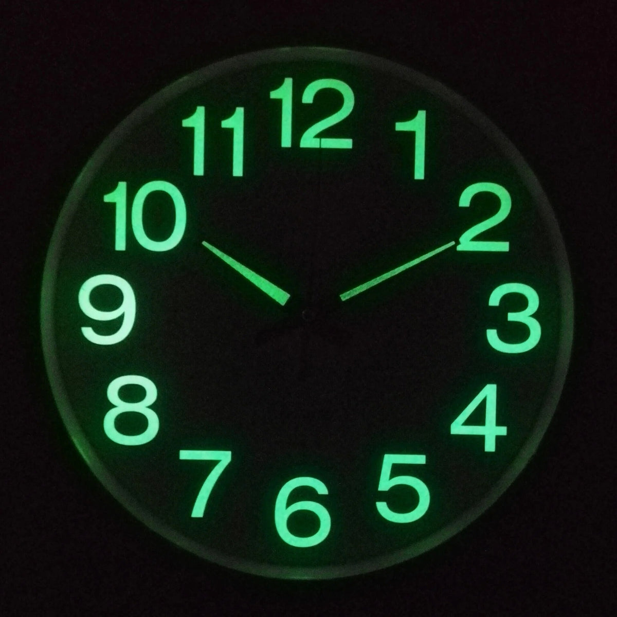 Silent Wall Clock – luminous numbers, contemporary metal frame